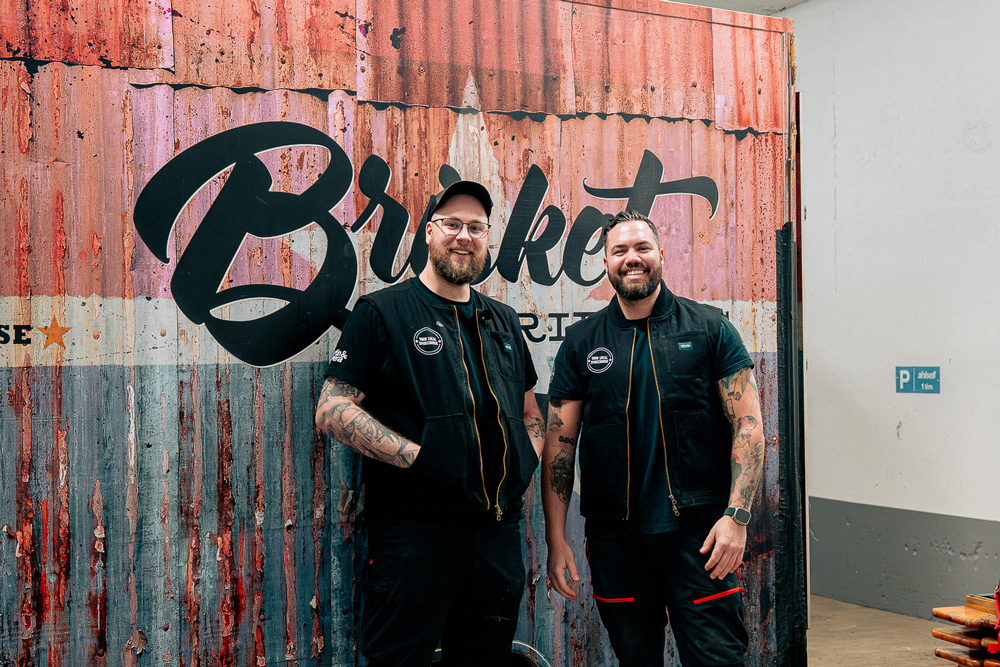 Kollegor står framför en foodtruck