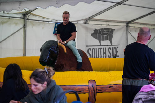 Människor och bbq från BBQ festivalen 2023